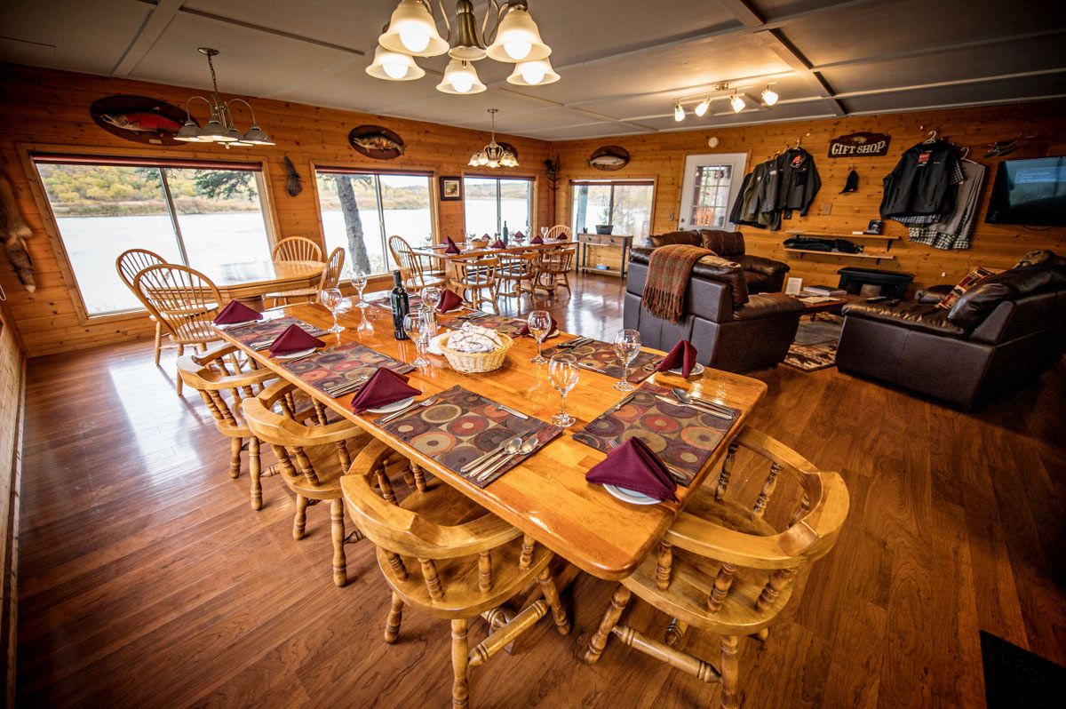 NoSeeUm Lodge dining room set up